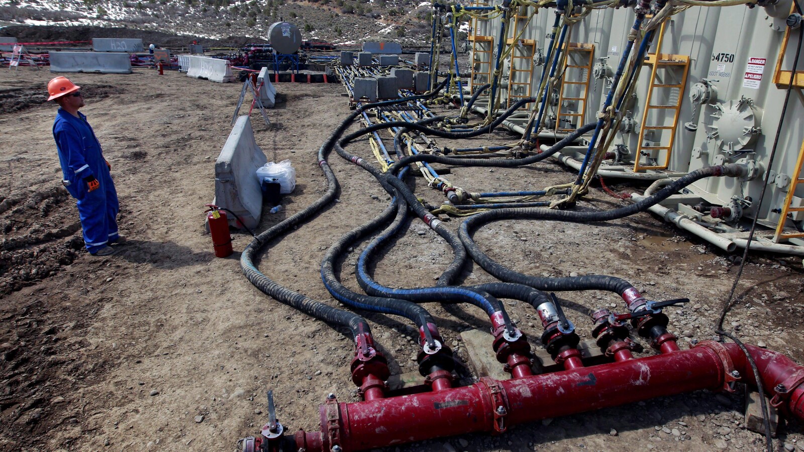 En mars 2013, un ouvrier surveillait des réservoirs et des tuyaux servant à l'extraction de gaz de schiste à Rifle, dans l'Ouest du Colorado.