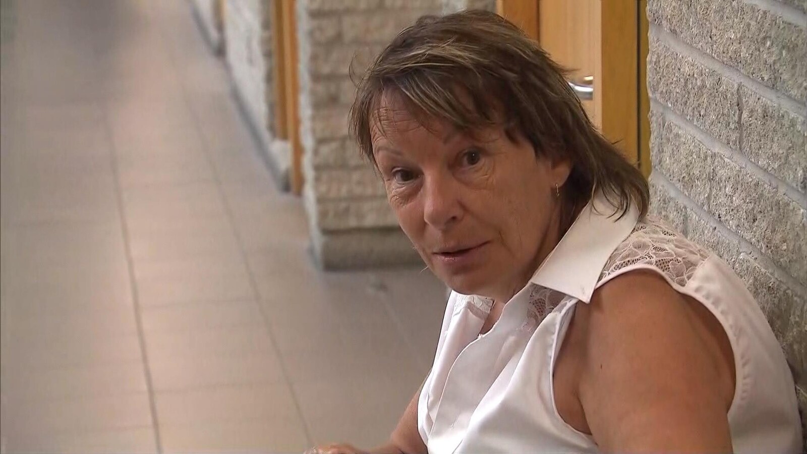 Une femme assise sur un banc
