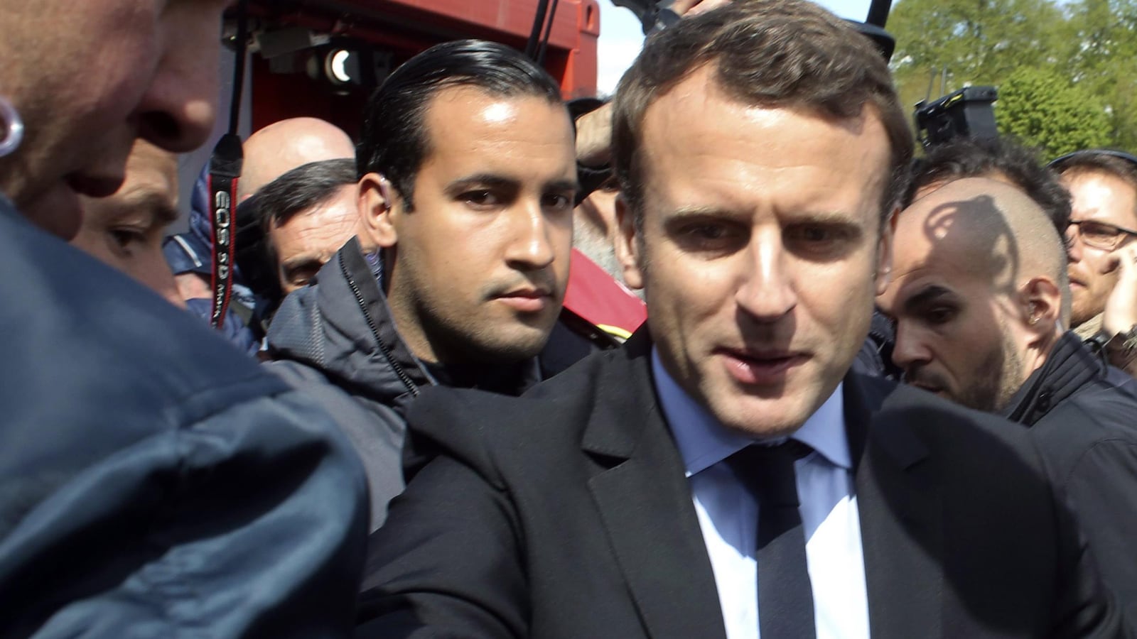 En avril dernier, le président Emmanuel Macron, flanqué, à gauche, de son garde du corps d'alors Alexandre Benalla, à la sortie d'une usine.
