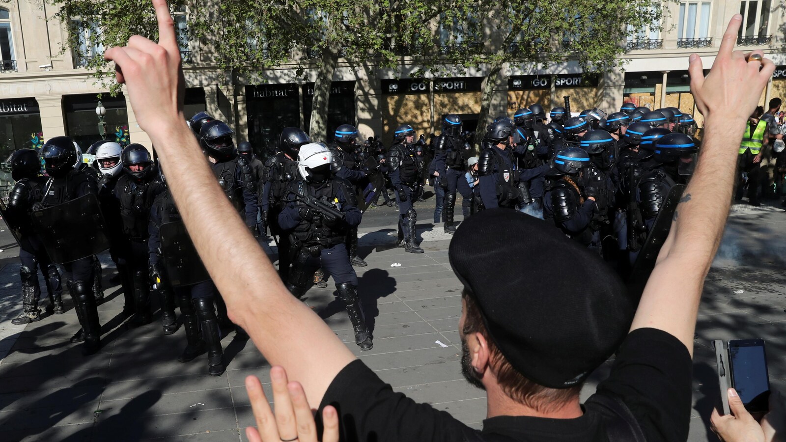 Un manifestant défie la police anti-émeute lors d'une manifestation sur la loi XXIII (la 23ème manifestation nationale consécutive du samedi) du mouvement des gilets jaunes à Paris, France, le 20 avril 2019.