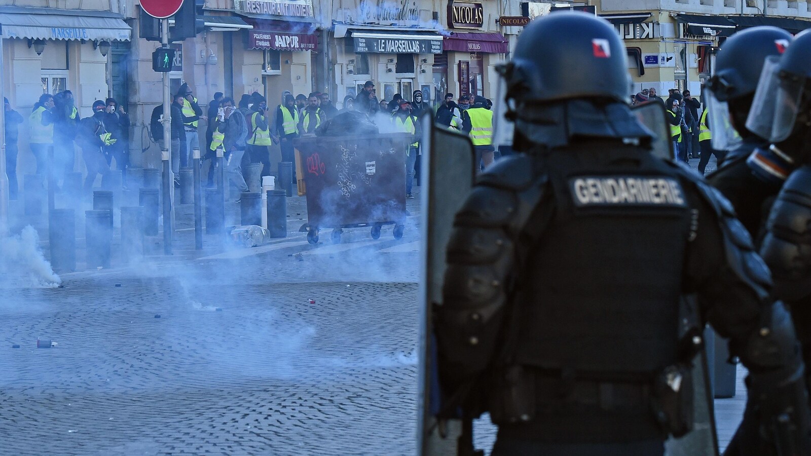Des manifestants affrontent la police à Marseille, dans le sud de la France.