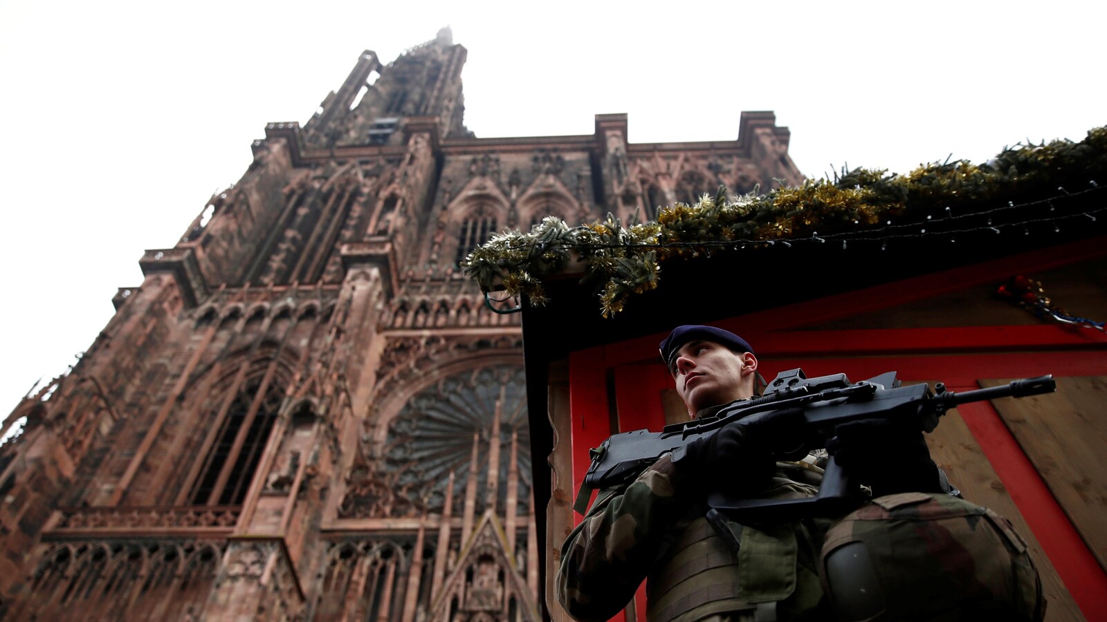 Un soldat monte la garde devant la cathédrale de Strasbourg.