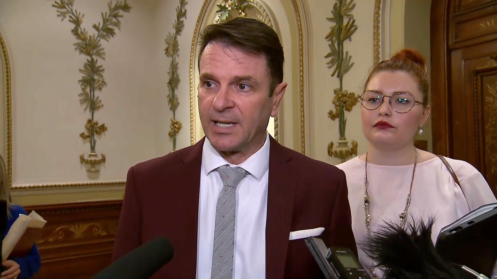 François Bonnardel répond aux questions des journalistes sur le financement du projet de tramway de la Ville de Québec lors d’une mêlée de presse à l’Assemblée nationale le 21 février 2019.