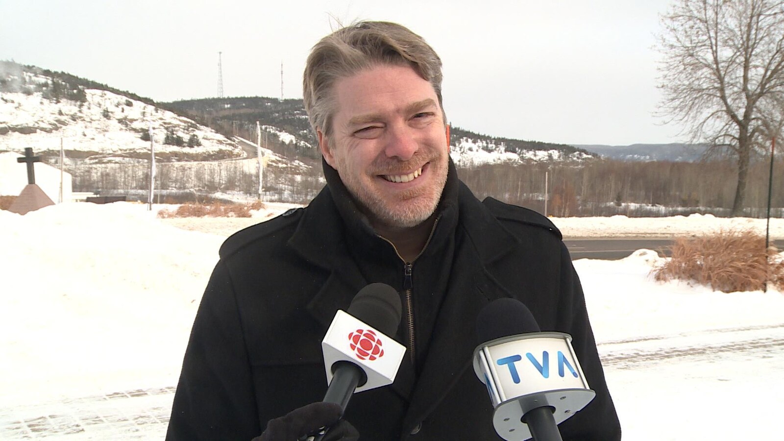Le directeur général de la Ville de Baie-Comeau, François Corriveau accorde une entrevue à Radio-Canada et TVA
