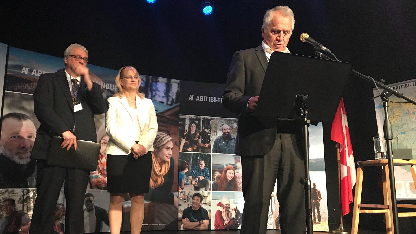 François Gendron parle au micro, Pierre Dufour et Claire Bolduc derrière lui.