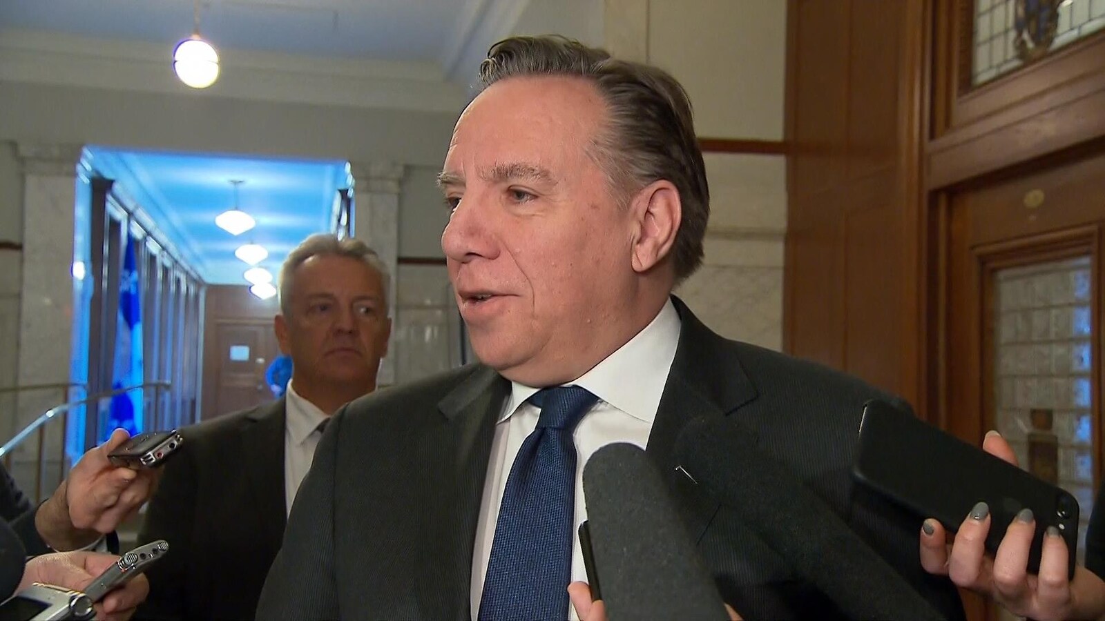 François Legault, en mêlée de presse dans un corridor de l'Assemblée nationale. 