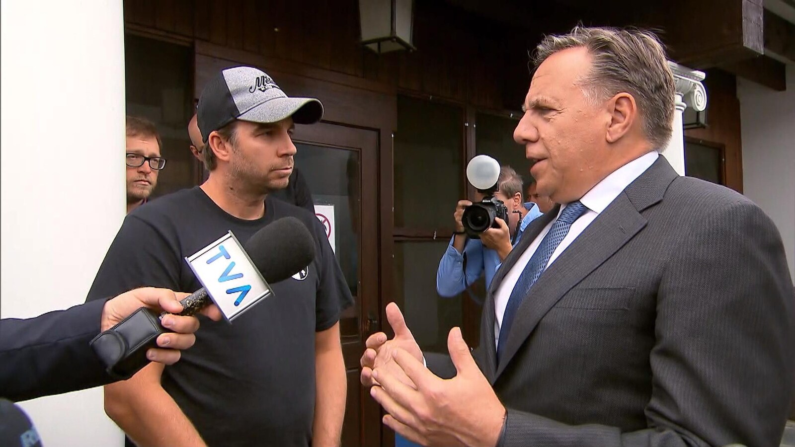 François Legault discute avec un travailleur d'ABI, Pascal Lampron, à l’entrée d’un restaurant de Trois-Rivières.