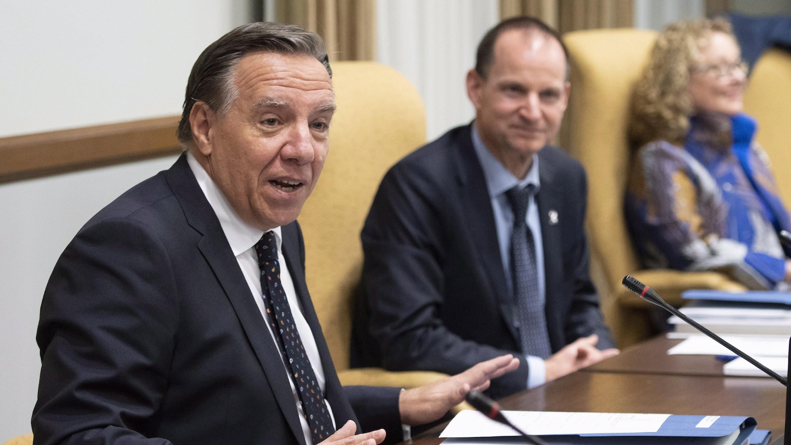 Le premier ministre du Québec, François Legault, a présidé son premier conseil des ministres le 18 octobre 2018. Il est accompagné à droite du ministre des Finances, Éric Girard, et de la ministre responsable des Aînés et des Proches aidants, Marguerite Blais.
