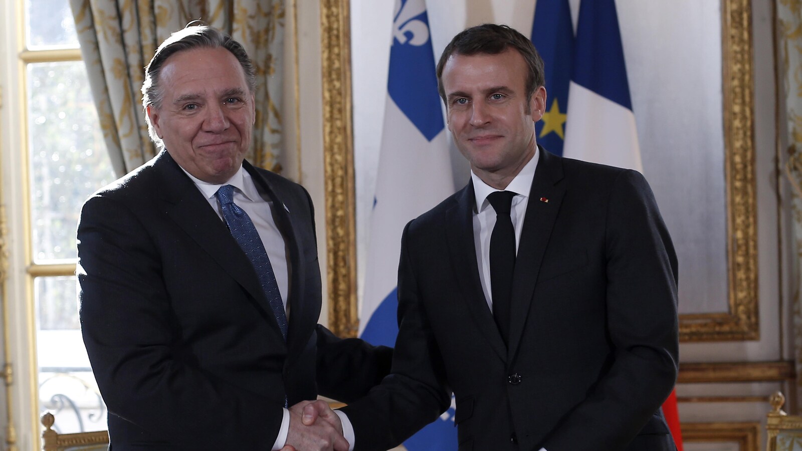 Poignée de main entre le président français Emmanuel Macron et le premier ministre du Québec, François Legault.