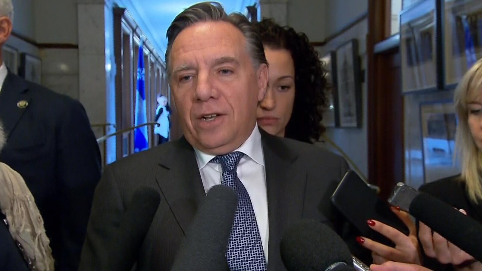 François Legault dans une mêlée de presse.
