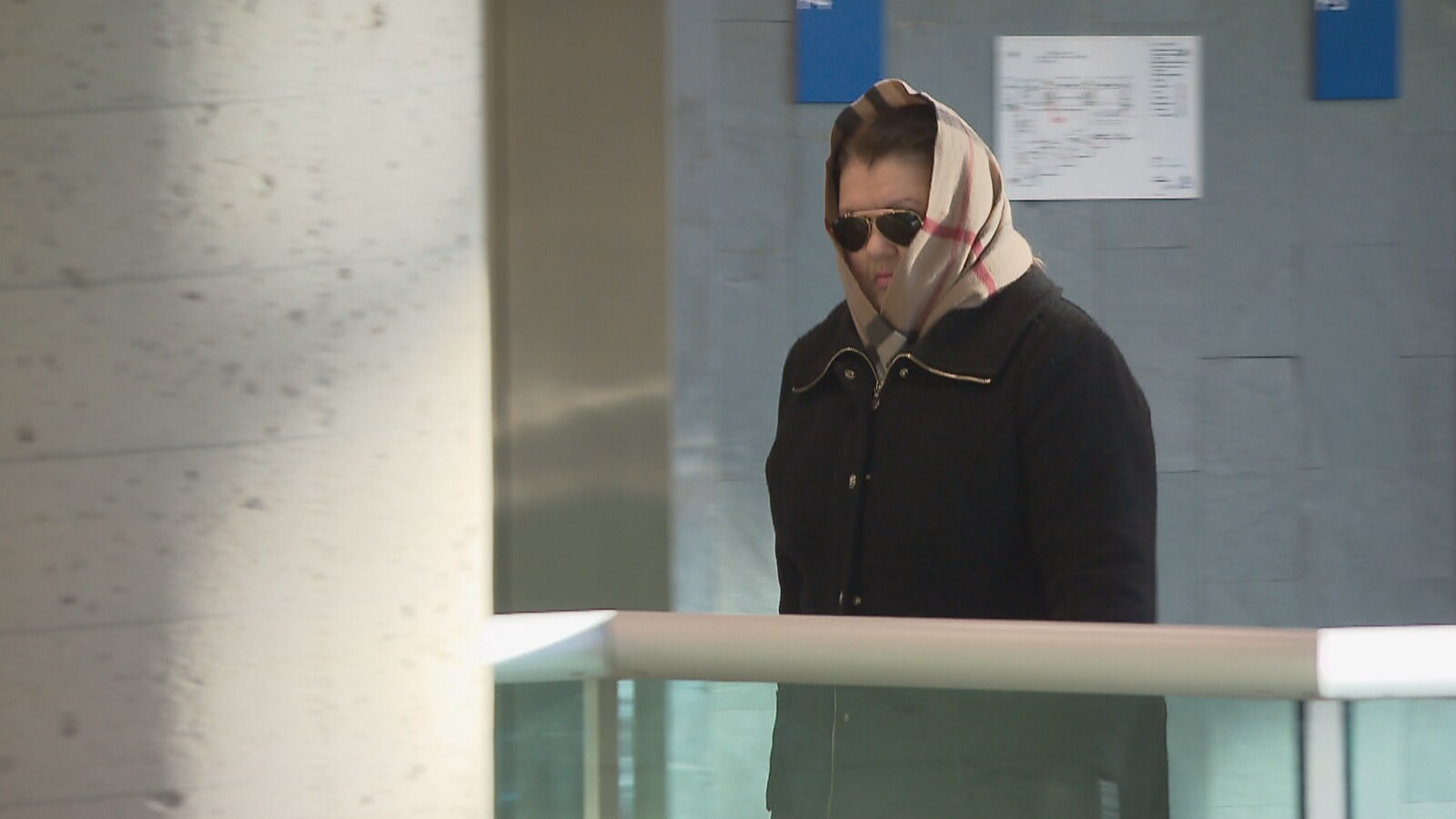Françoise Giroux s'est couvert la tête en plus de porter des verres fumés pour se rendre à la salle d'audience