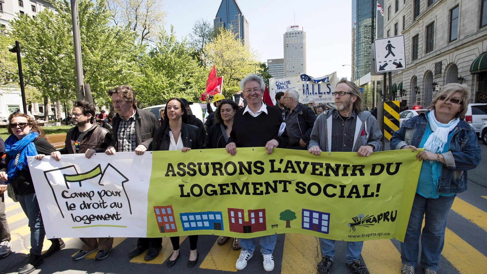 « Assurons l'avenir du logement social! », peut-on lire sur la banderole tenue par des manifestants souriants.