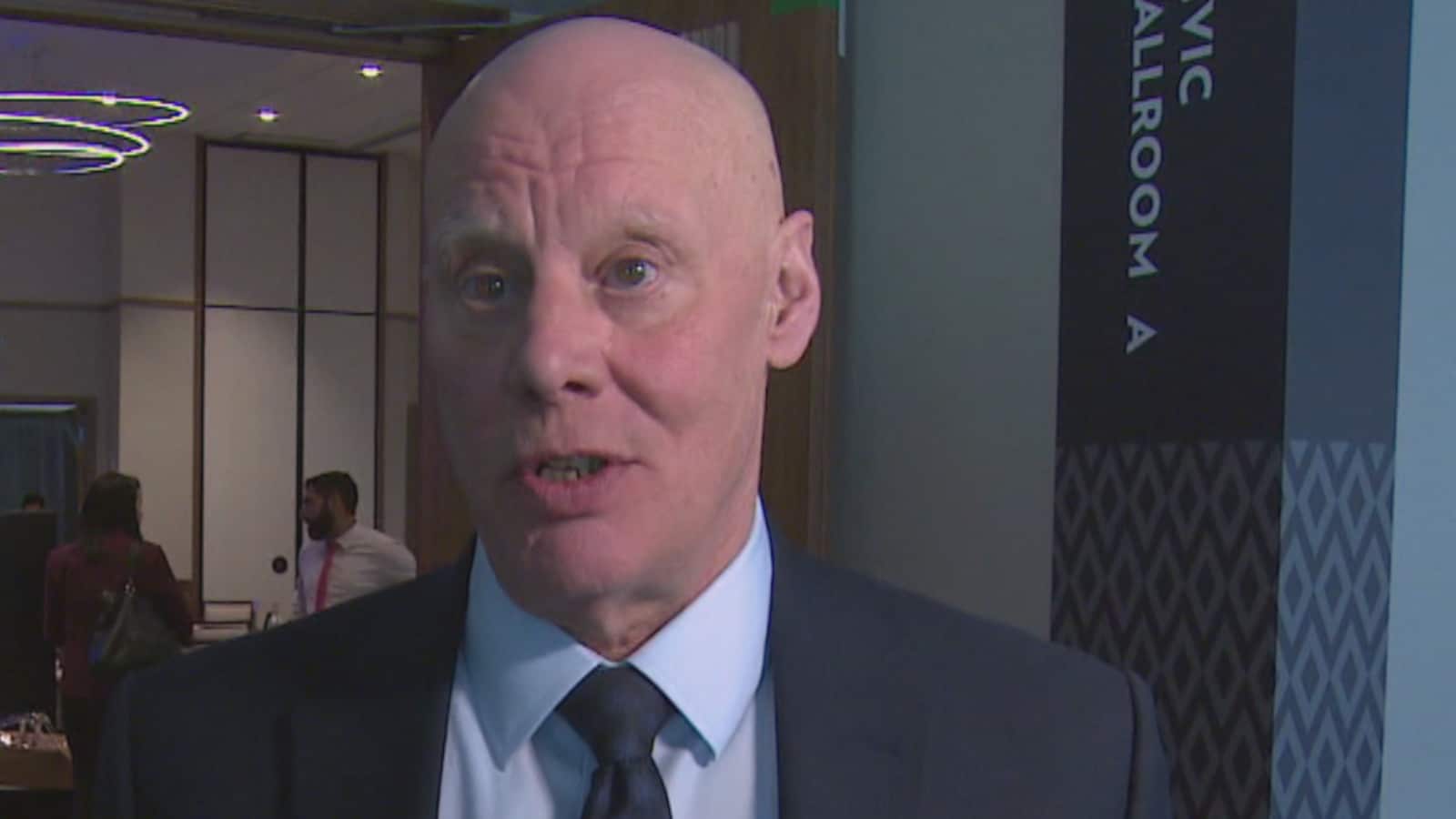 Fraser MacRae est en entrevue.