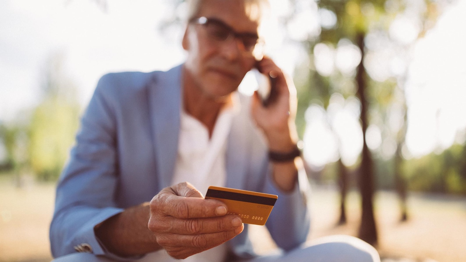 Un homme donne son numéro de carte de crédit au téléphone.