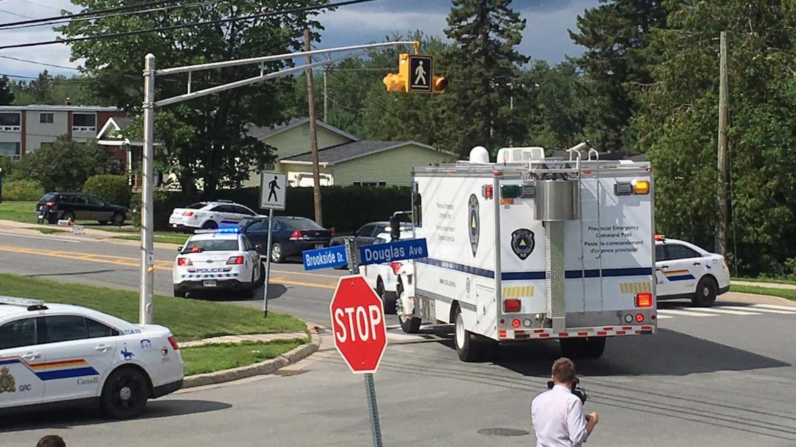 Un camion des services policiers entre dans le périmètre de sécurité