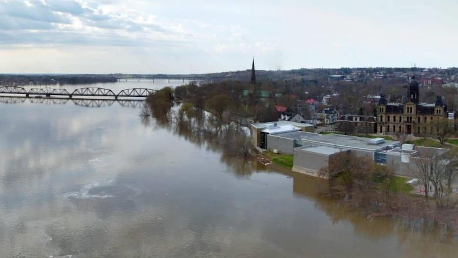 Vue aérienne du fleuve Saint-Jean et de la ville