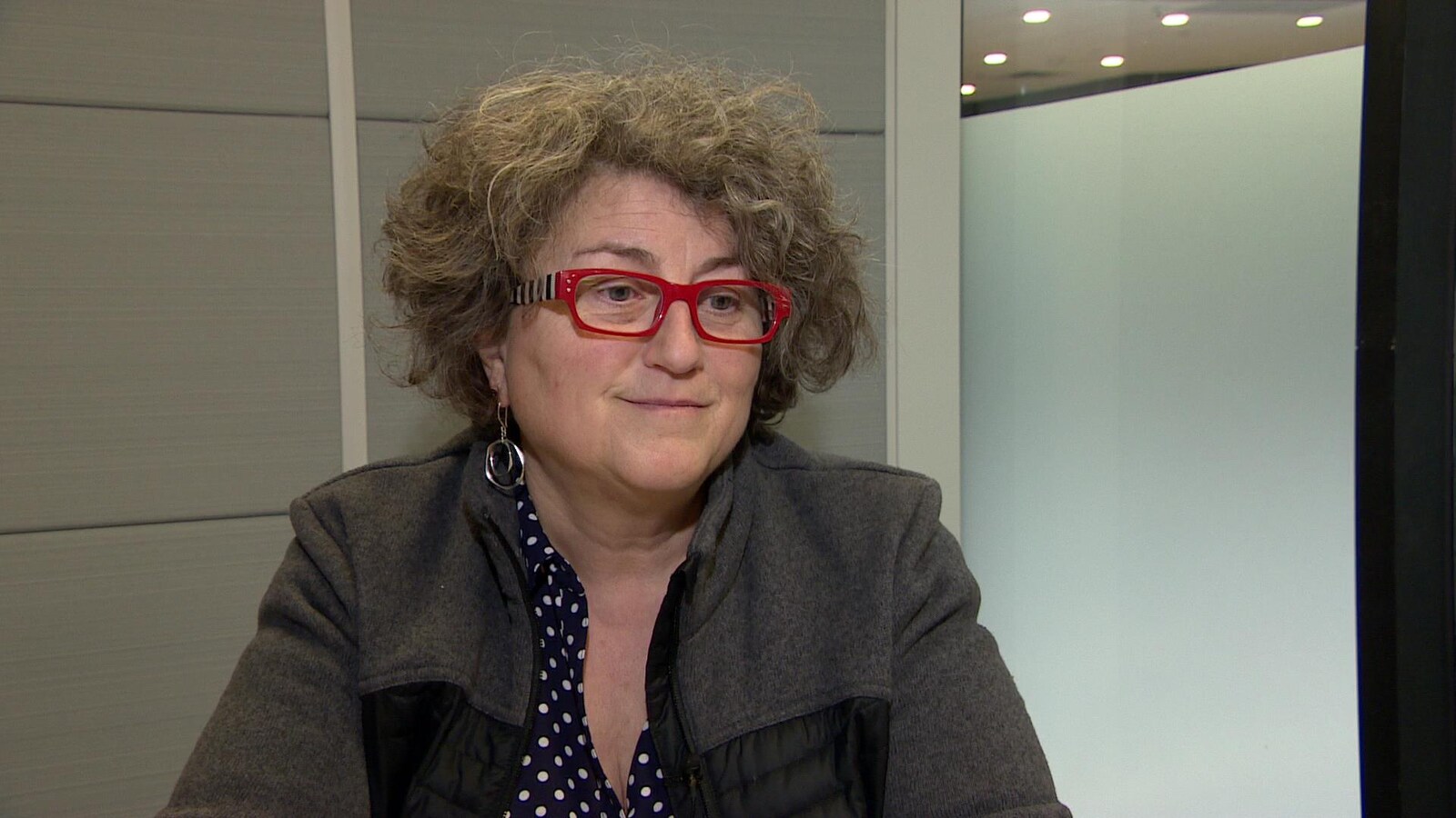Frédérique Baudemont parle en entrevue assise dans un studio.