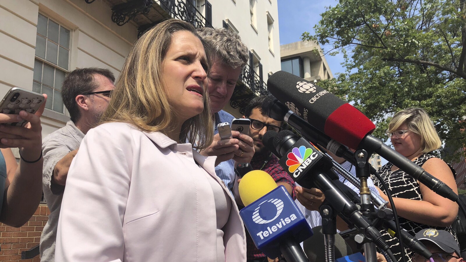 La ministre des Affaires étrangères du Canada, Chrystia Freeland, en point de presse devant une dizaine de micros.