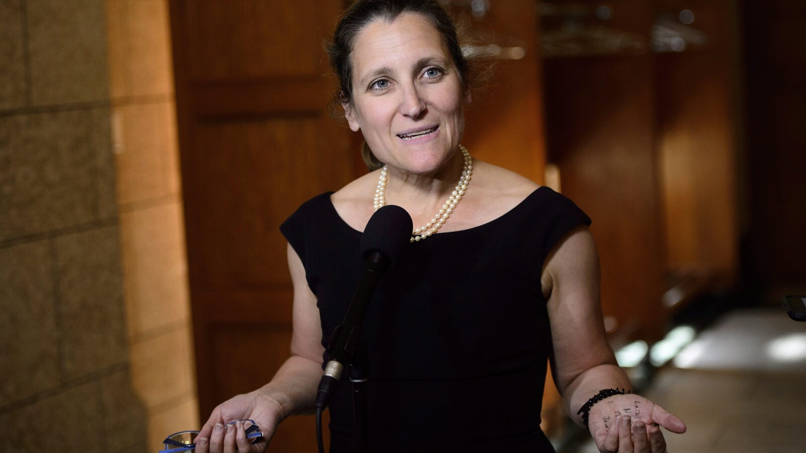 Chrystia Freeland parle aux journalistes