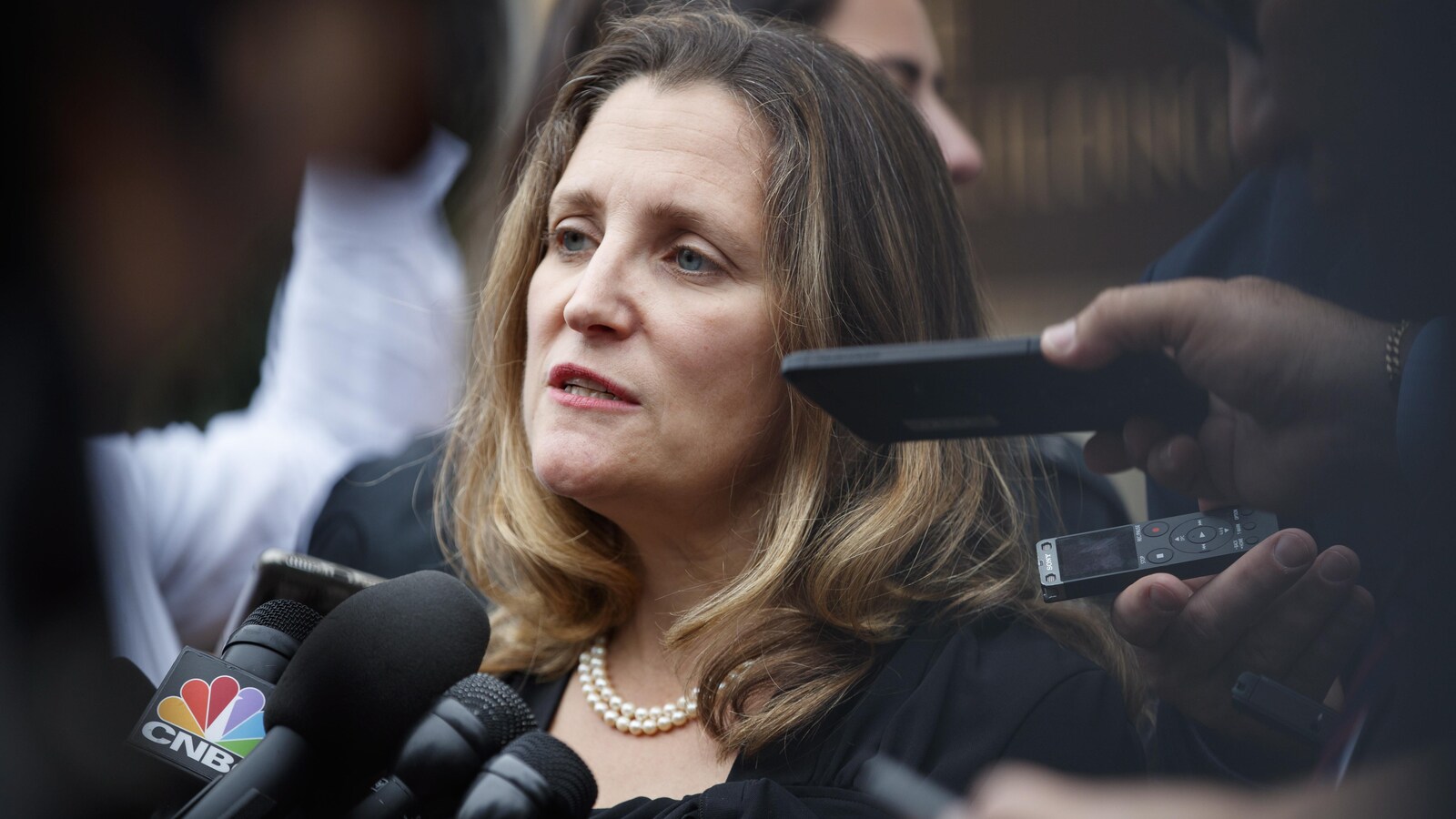 La ministre Chrystia Freeland parle aux médias à l'issue d'une autre journée de négociations de l'ALENA.