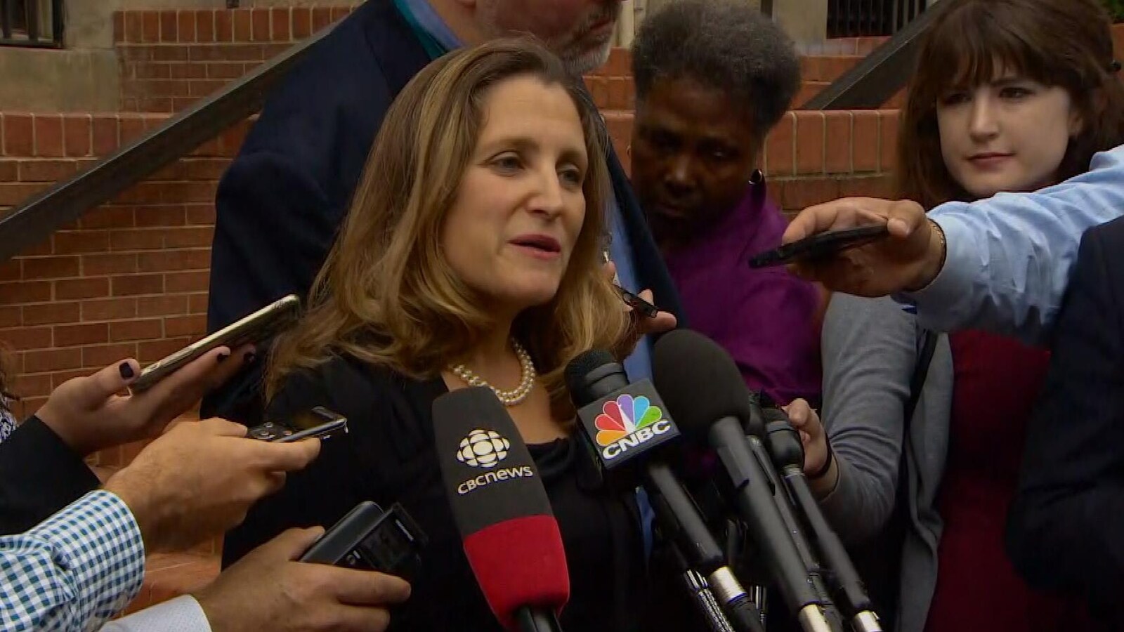 Chrystia Freeland parle aux journalistes.