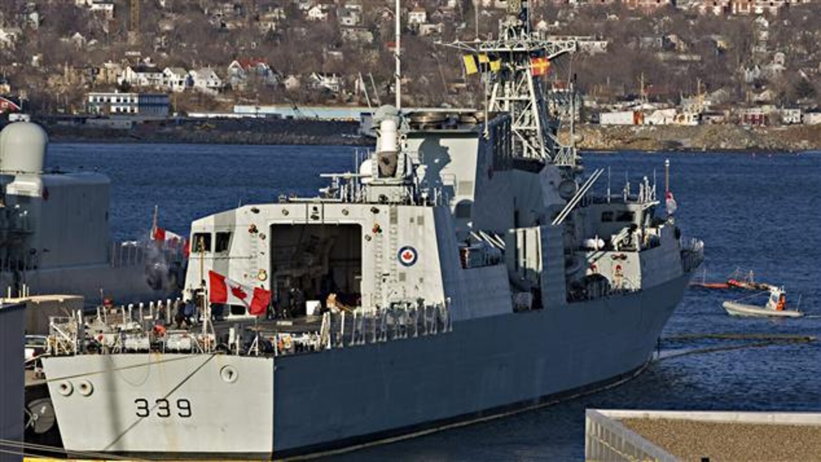 La frégate NCSM Charlottetown ancrée dans le port de la base navale d'Halifax.