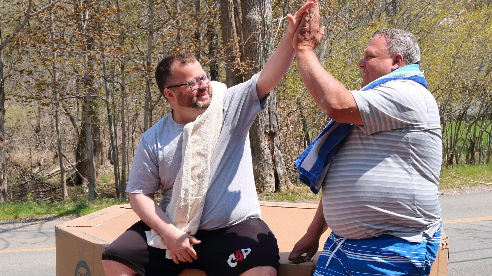 Deux amis qui se congratulent devant un spa
