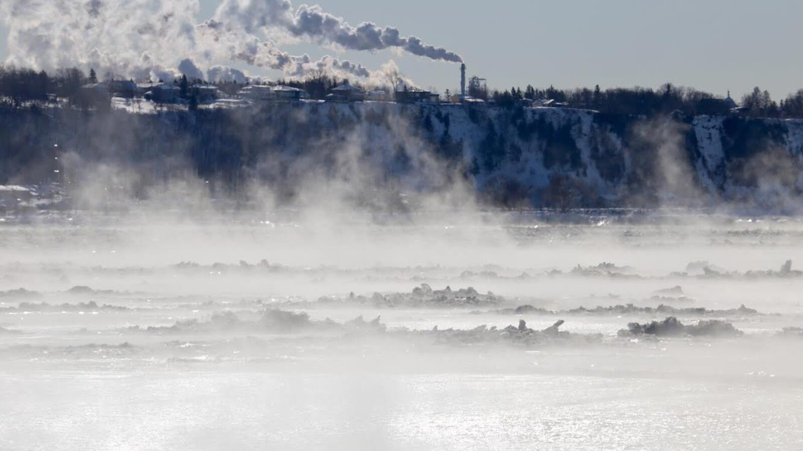 La fumée se dégage du fleuve Saint-Laurent, au large de Québec, en raison du froid.