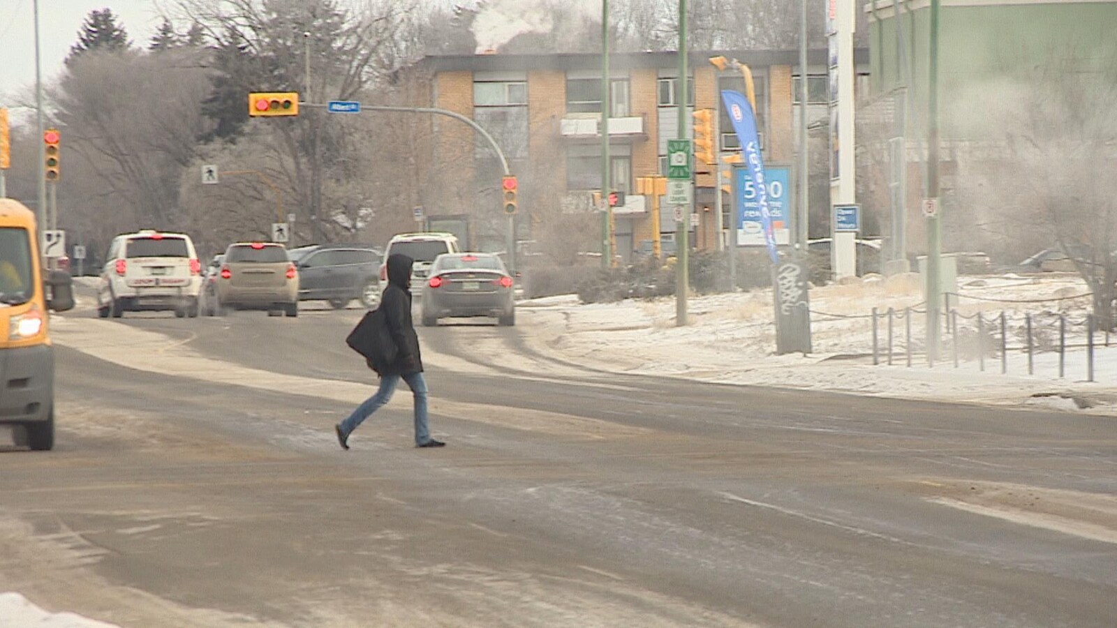 Une femme traverse la rue