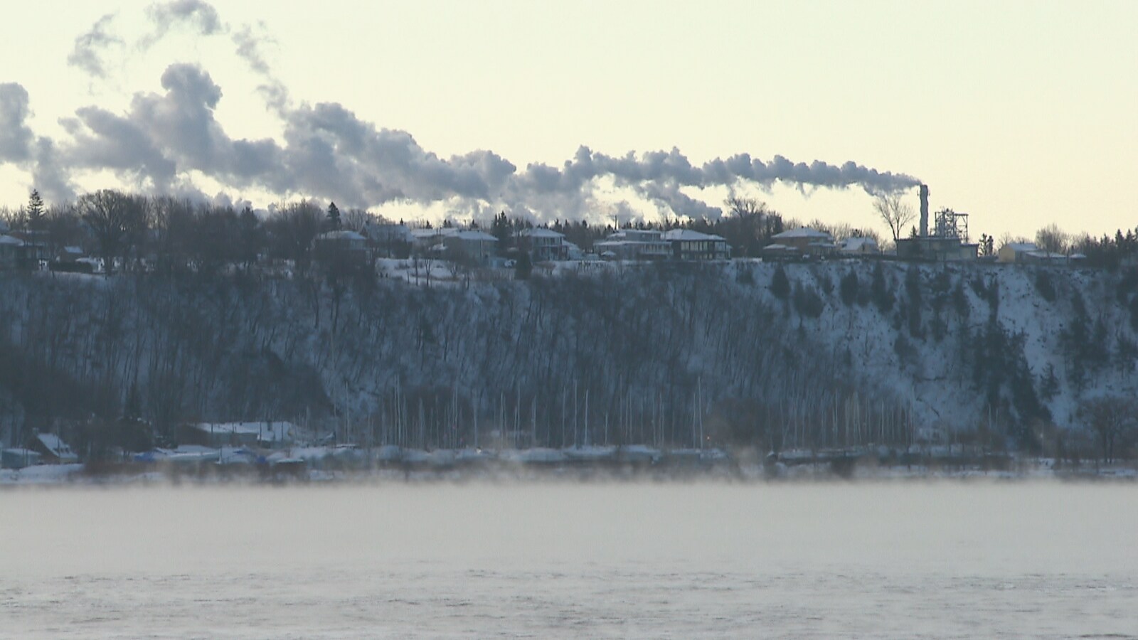 Il fait très froid sur le fleuve Saint-Laurent, près de Québec.