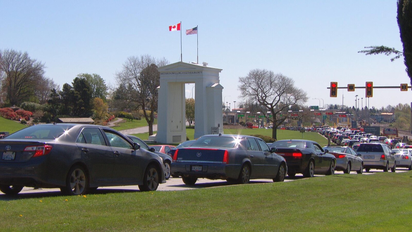 Des voitures font la file au poste frontalier de Peace Arch
