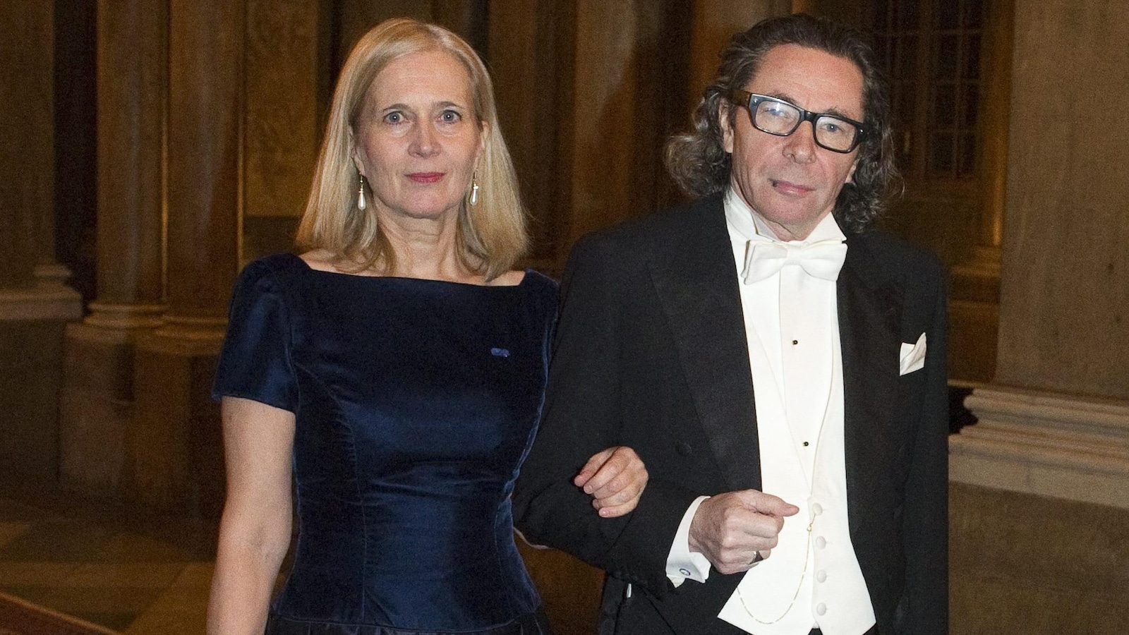 La poète Katarina Frostenson et son mari Jean-Claude Arnault prennent la pose en habits de soirée dans un couloir au Palais royal, à Stockholm.