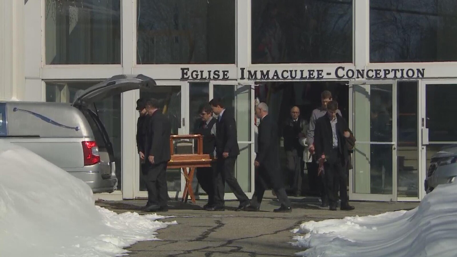 Des centaines de personnes se sont rassemblées à l'église Immaculée-Conception, à Kapuskasing, pour les funérailles de Jody et Michel Blais.