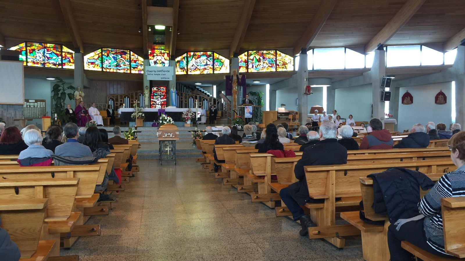 L'intérieur d'une église