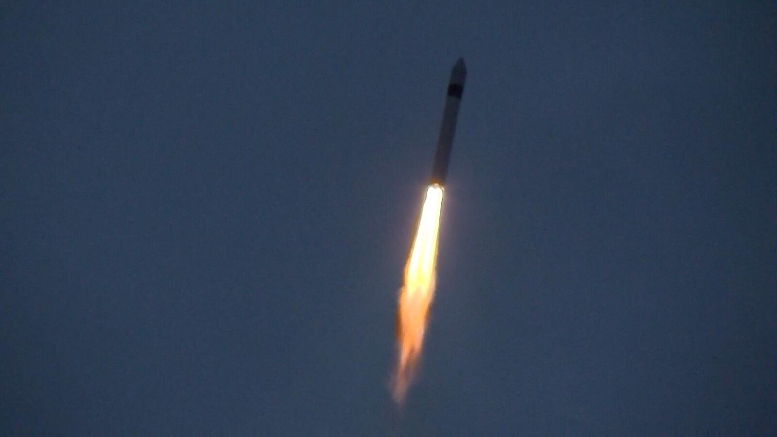 Plan éloignée de la fusée dans le ciel.