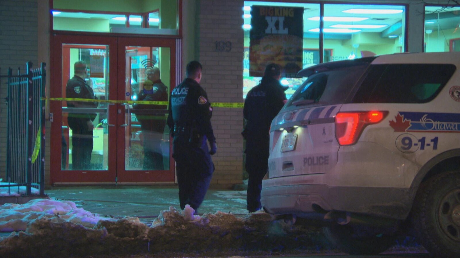 Des policiers sont devant un restaurant.