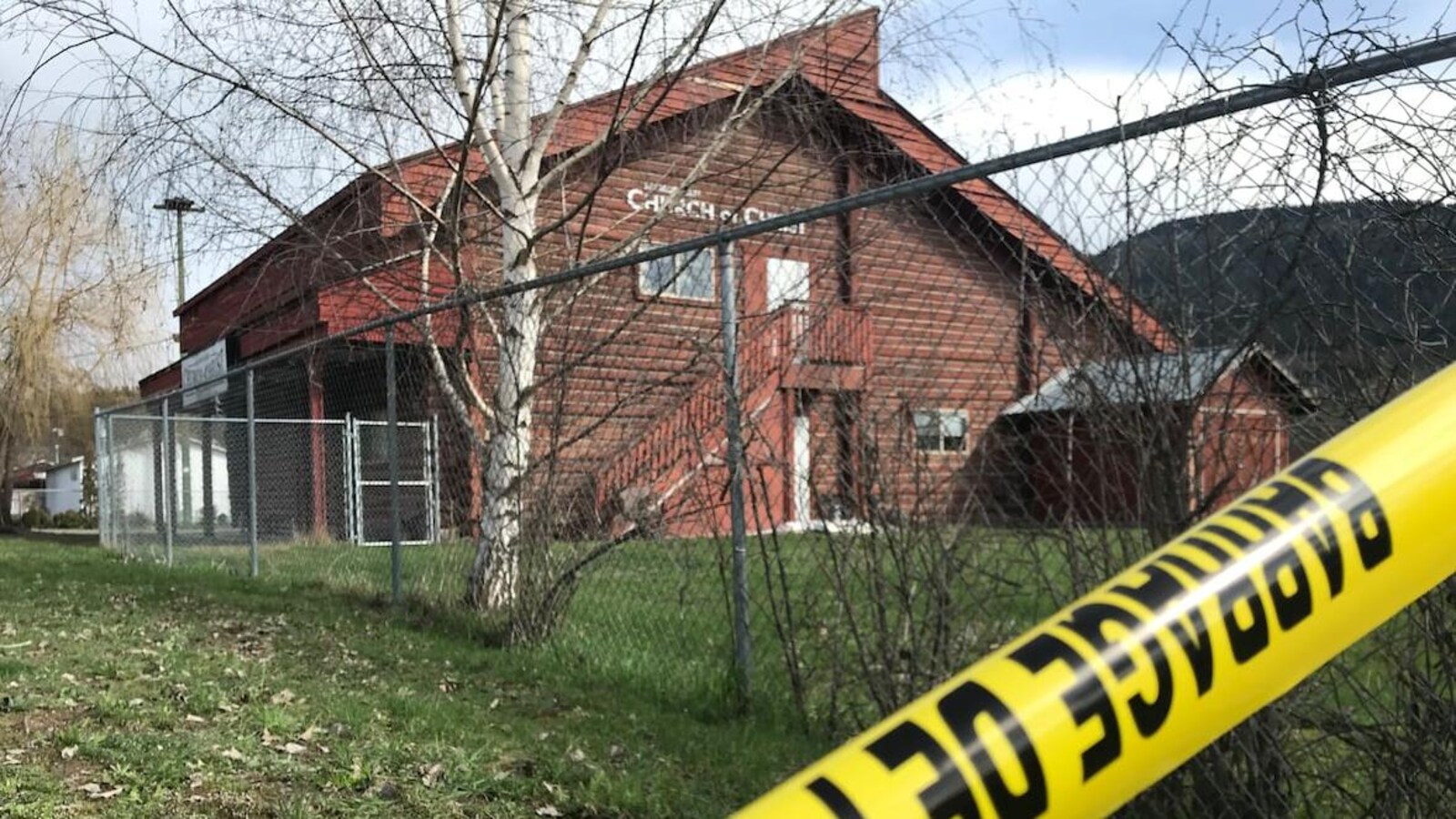 La fusillade s'est déroulée dans l'église en bois Church of Christ dont l'accès est interdit par un ruban jaune de la police.