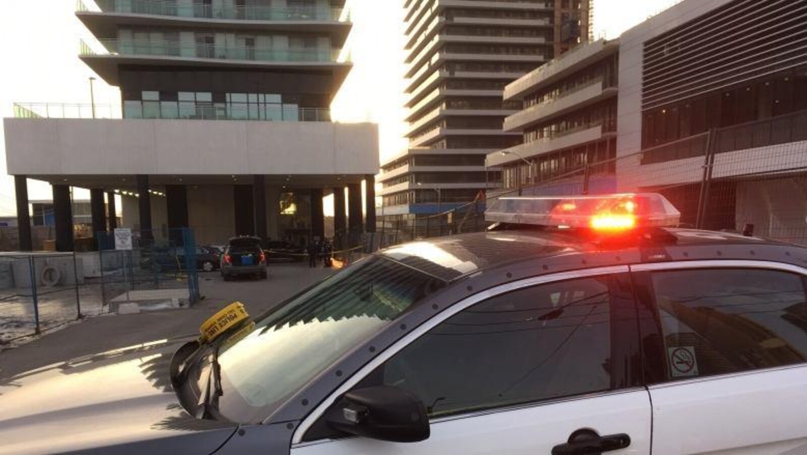 une voiture de police devant un stationnement intérieur