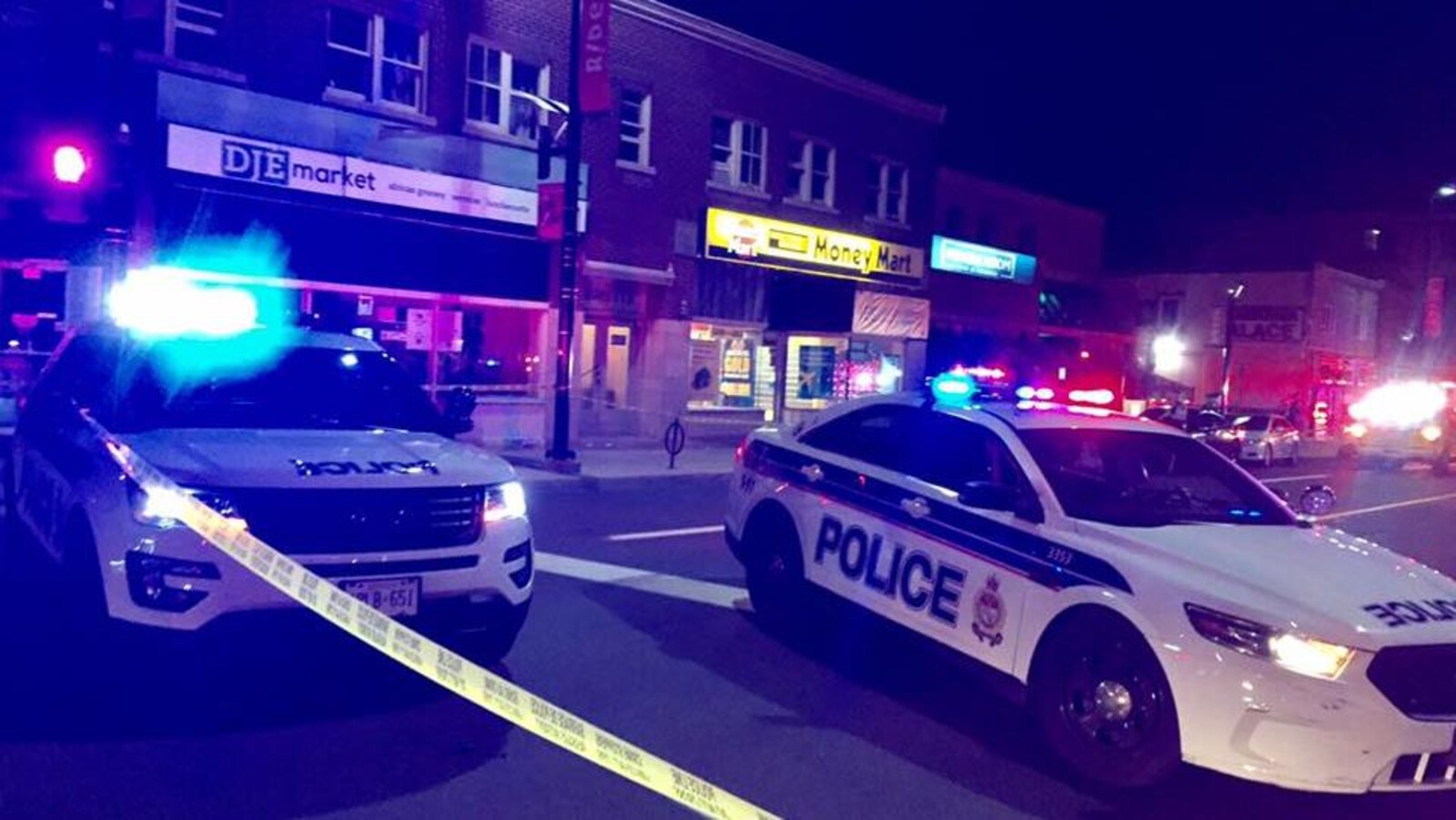 Deux voitures de police dans un périmètre de sécurité au 478 rue Rideau, à Ottawa.