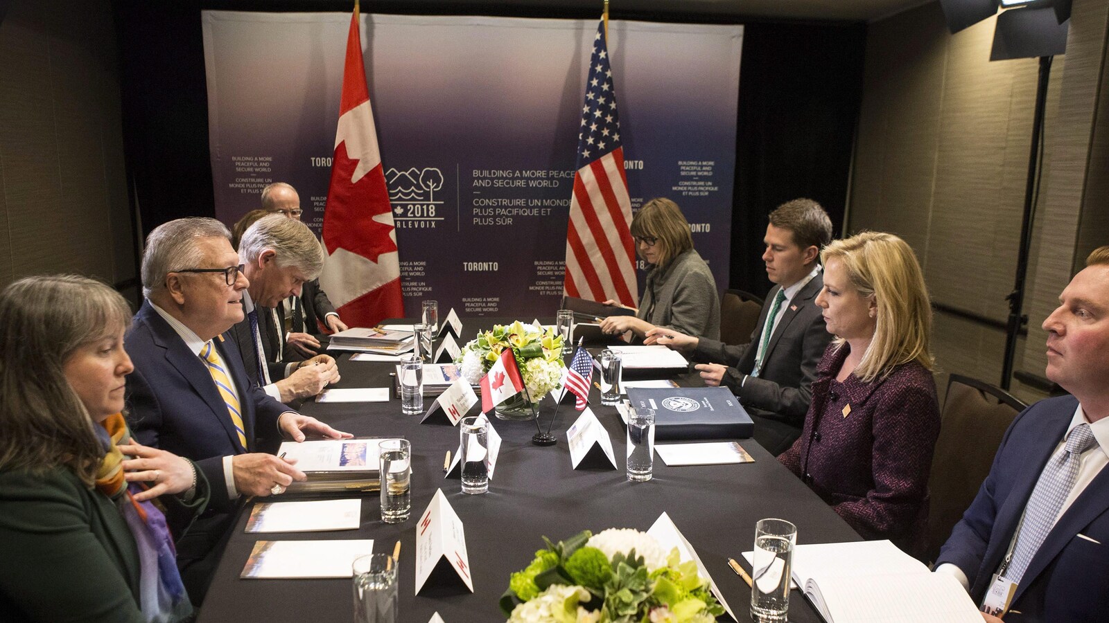 Le ministre fédéral de la Sécurité publique, Ralph Goodale (au centre à gauche) en compagnie notamment de la secrétaire américaine à la Sécurité intérieure Kirstjen Nielsen (au centre à droite) dans le cadre d'une rencontre, lundi à Toronto, entre les ministres de la Sécurité des pays membres du G7.
