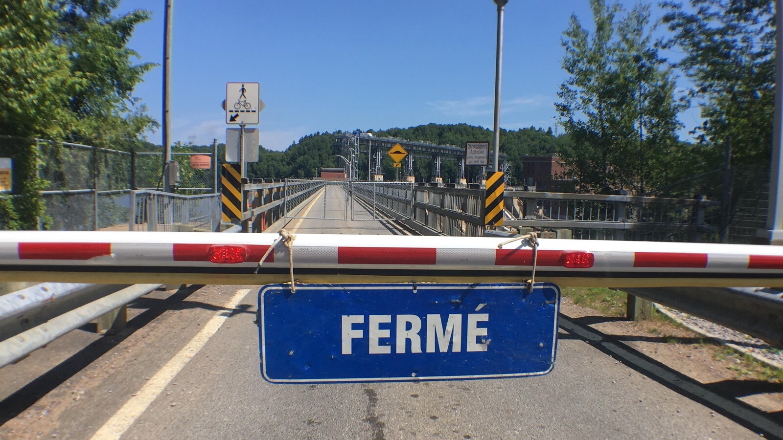 Une pancarte signale la fermeture du lien interrive sur le barrage de la Gabelle, qui relie Saint-Étienne-des-Grès et Notre-Dame-du-Mont-Carmel.