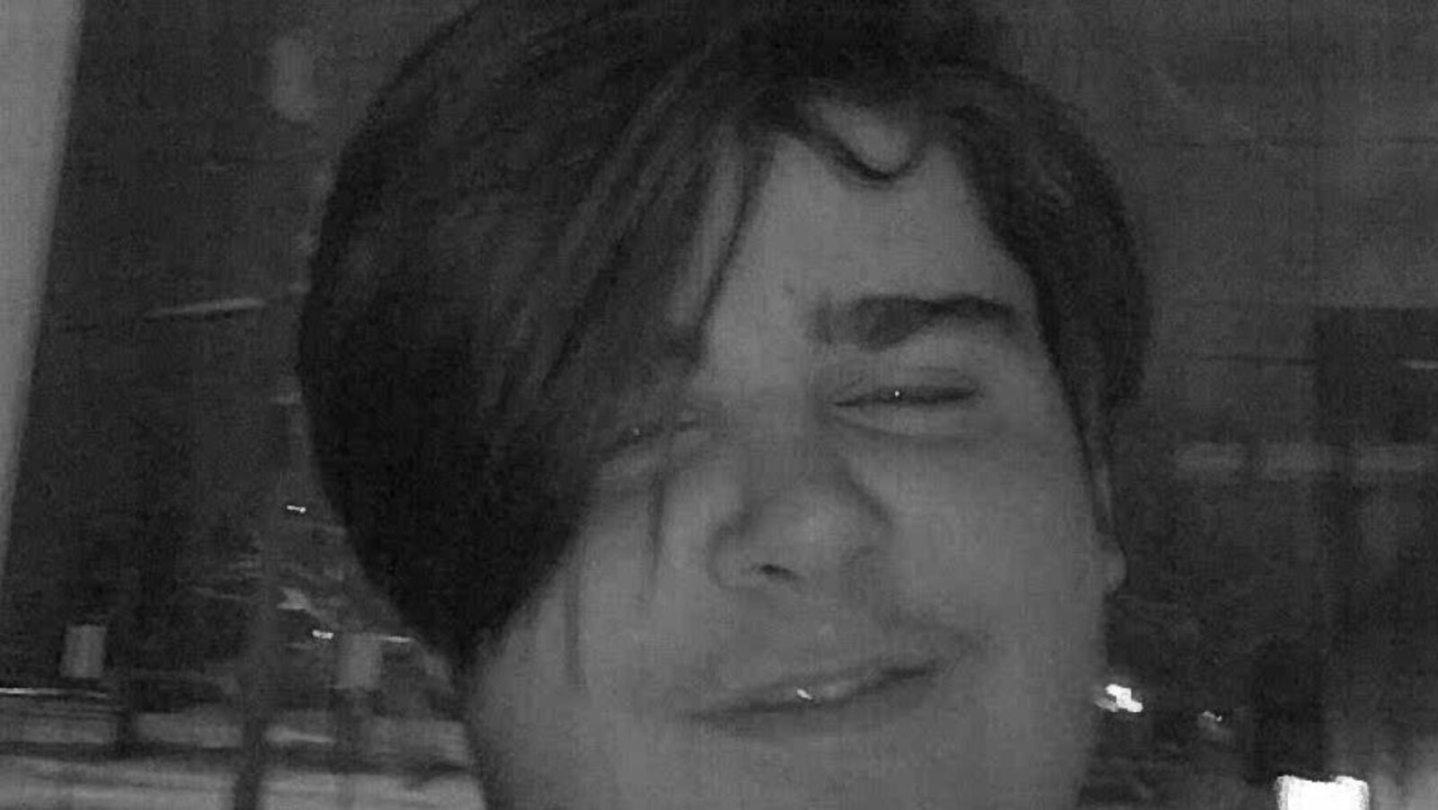 Un adolescent sourit à la caméra.
