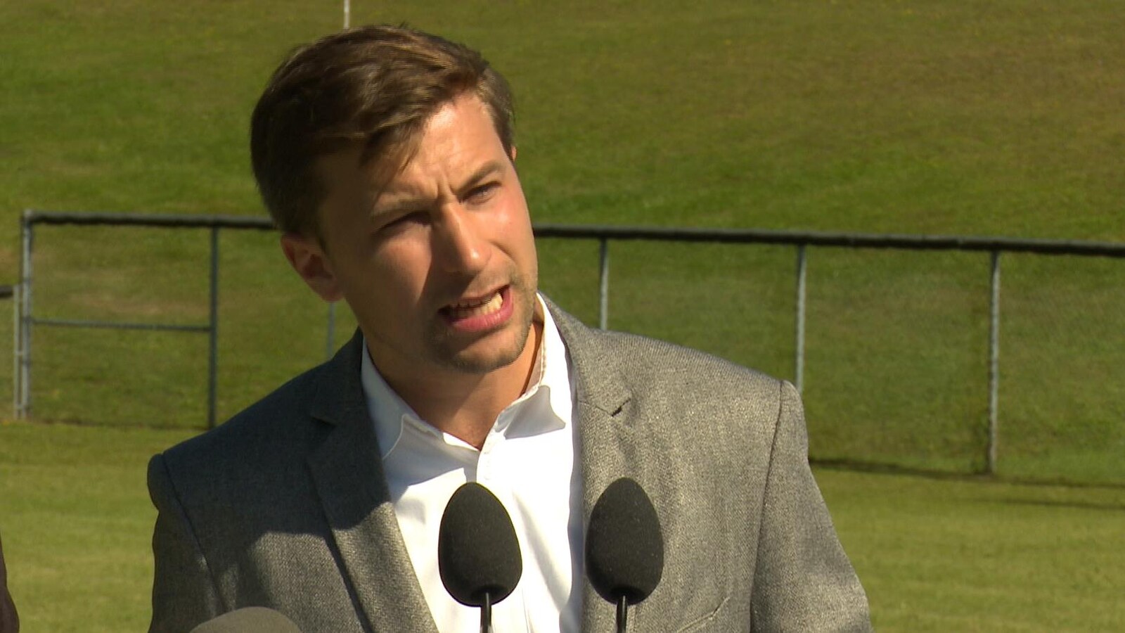 Gabriel Nadeau-Dubois est en point de presse à l'extérieur, sous le soleil.