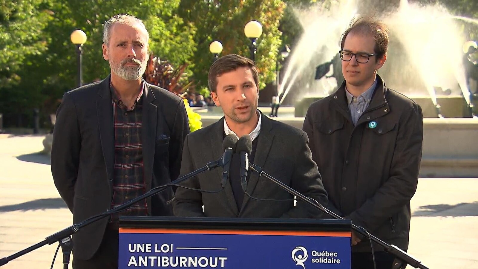 Le co-porte-parole de Québec solidaire Gabriel Nadeau-Dubois a fait cette annonce en compagnie de Vincent Marissal (gauche) et d'Alexandre Leduc (droite).