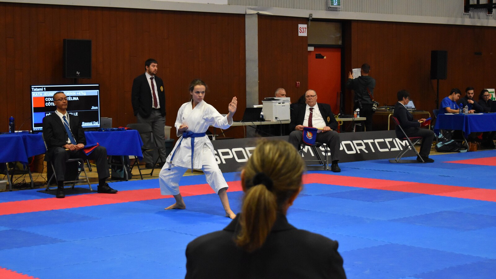 Une jeune karatéka en position de combat.