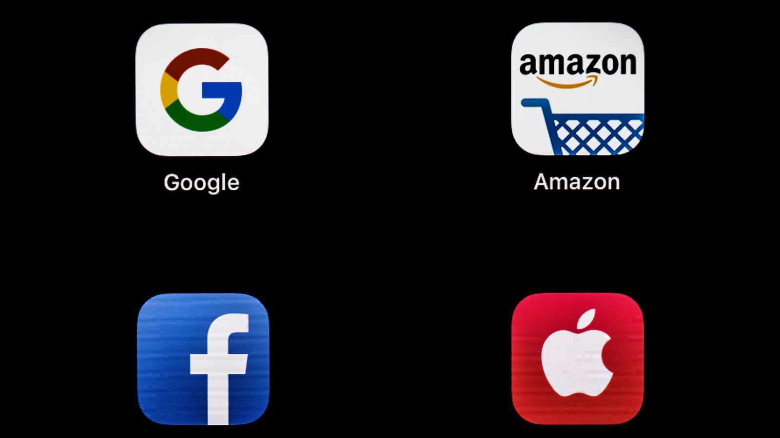 Les logos d'applications mobiles de Google, Amazon, Facebook et Apple sont visibles sur un écran noir.
