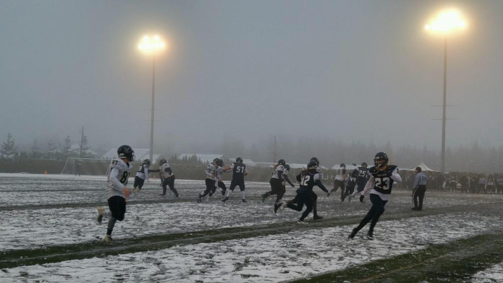 Les joueurs de football sous la neige.