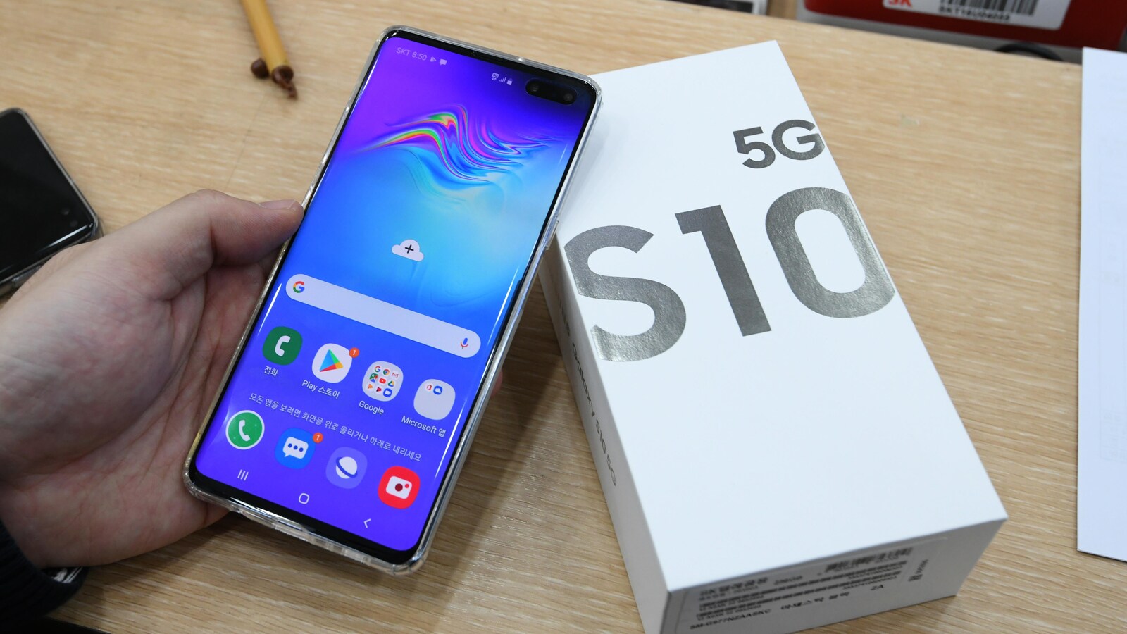 Le Galaxy S10 5G et son boîtier.