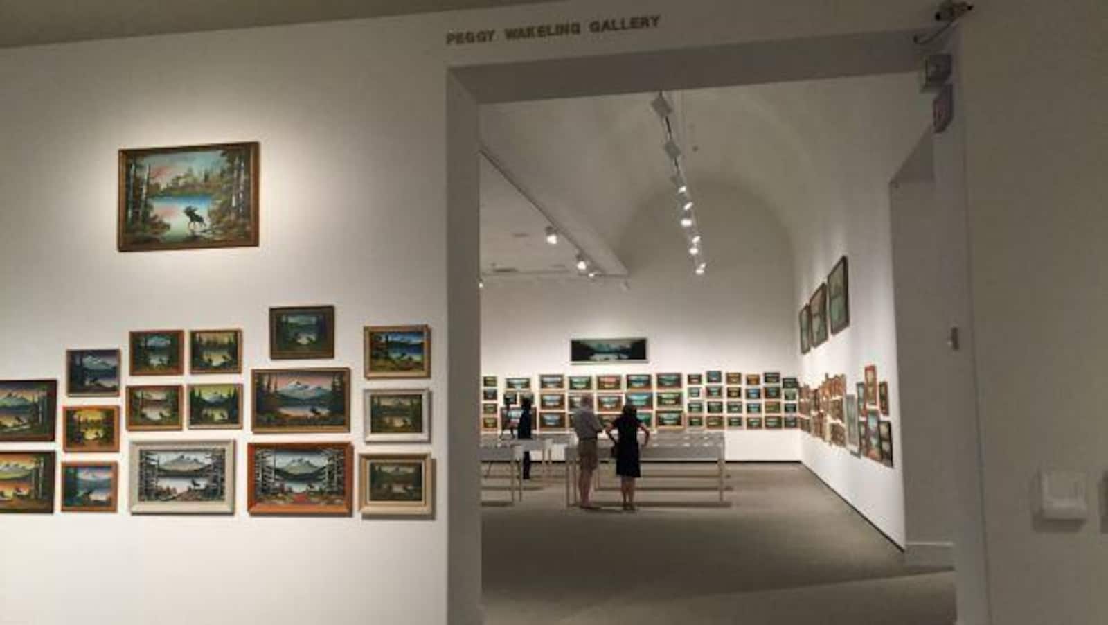 Une exposition des peintures de Levine Flexhaug dans le musée d'art Mackenzie à Regina.