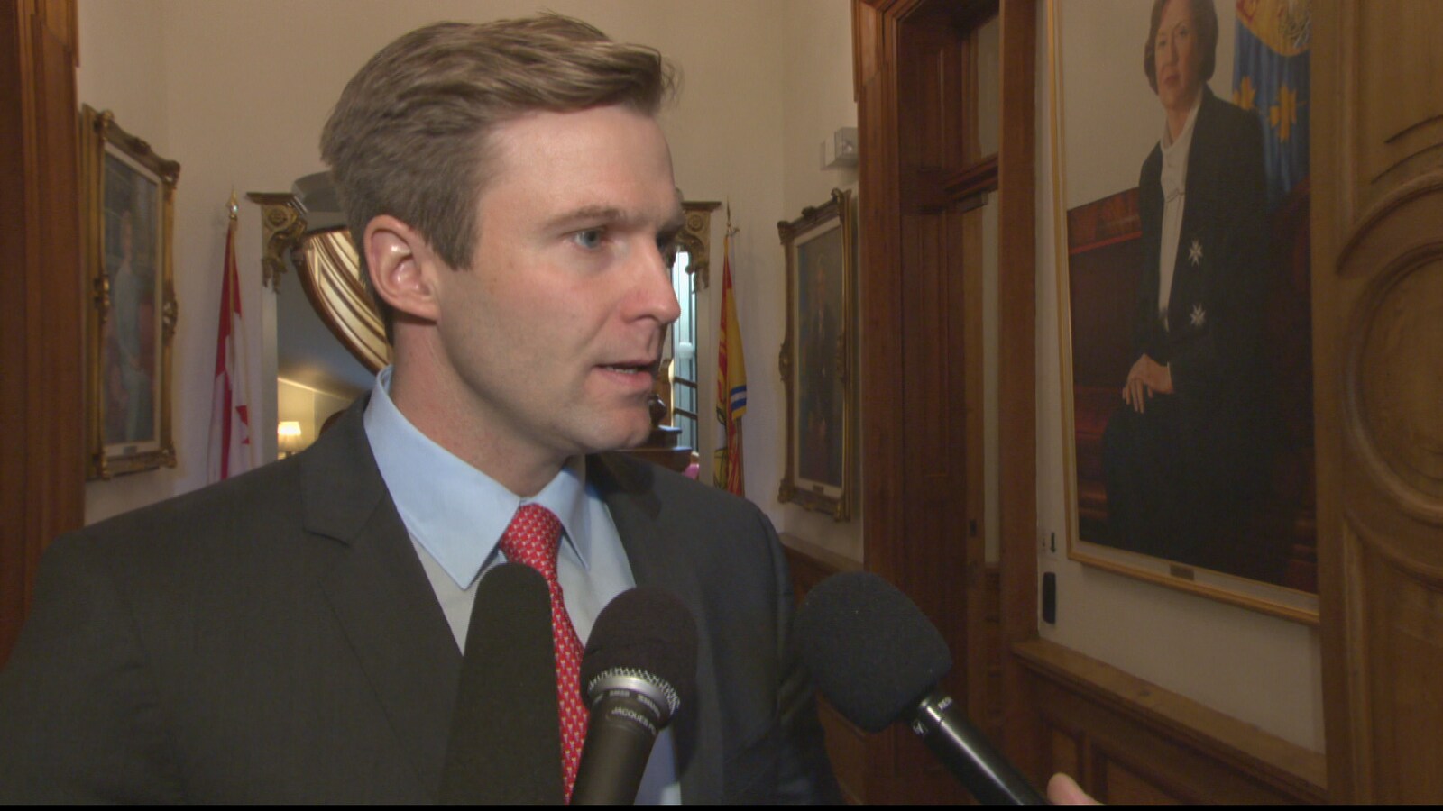 Brian Gallant répondant à des questions de journalistes